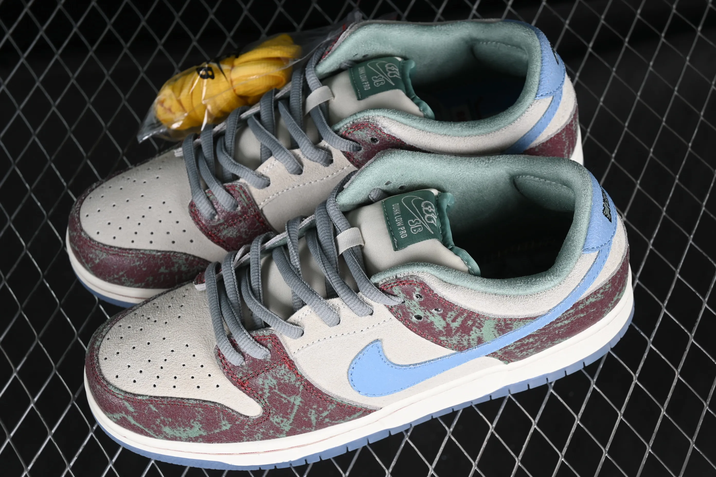 All categories Nk SB Dunk Series Nk SB Dunk Low low-top sneakers K version Crenshaw Skate Club x Nk SB Dunk Low joint model SB low-top sports and leisure sneakers FN4193-100